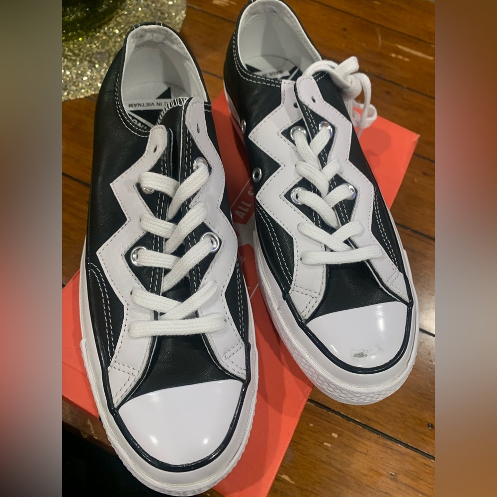 NWOB Chuck Taylor Converse Low Tops In Black And White in Size 7.5